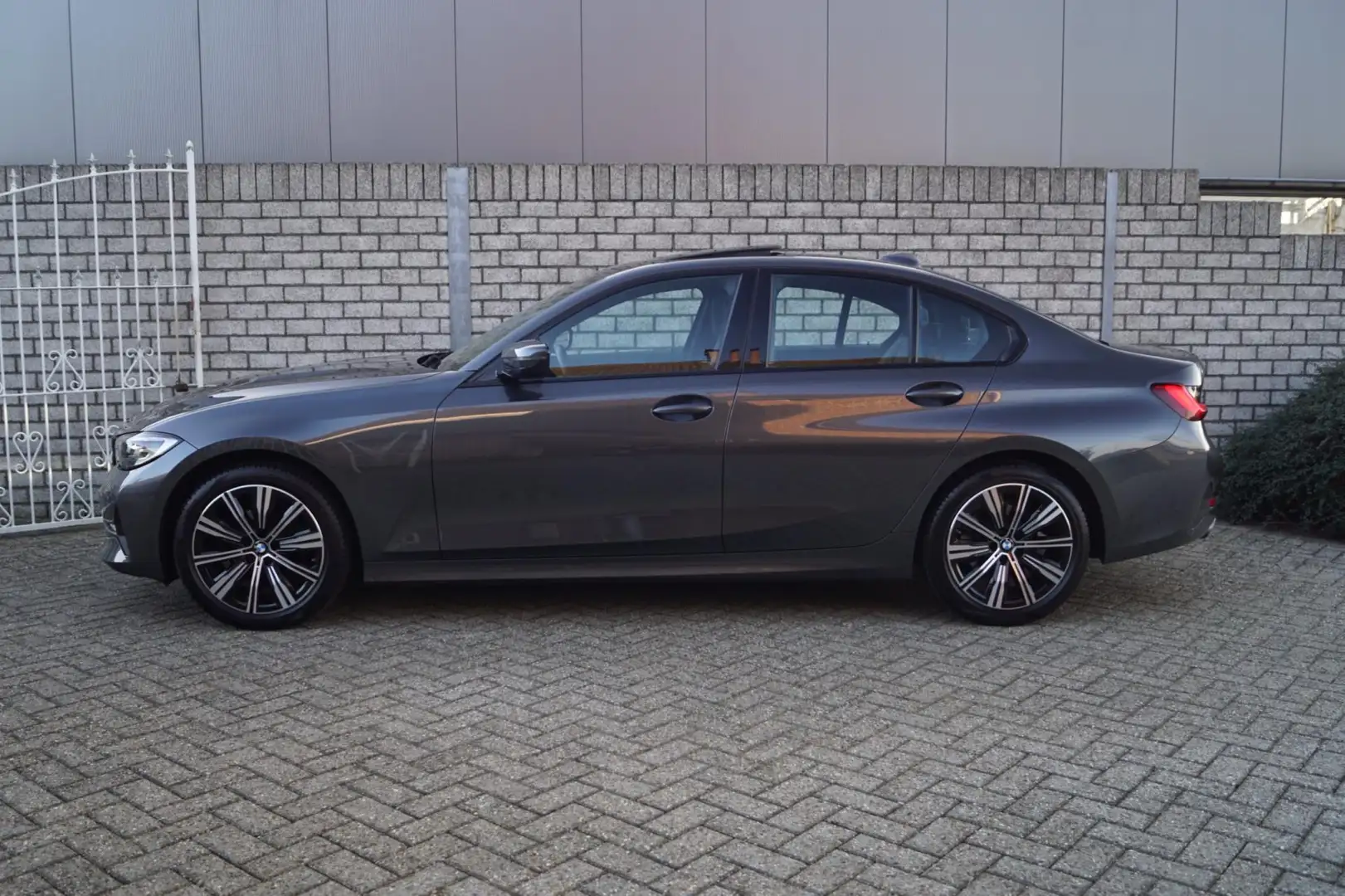 BMW 318 3-serie 318i Executive Edition Sport Line Autom LE Grijs - 2