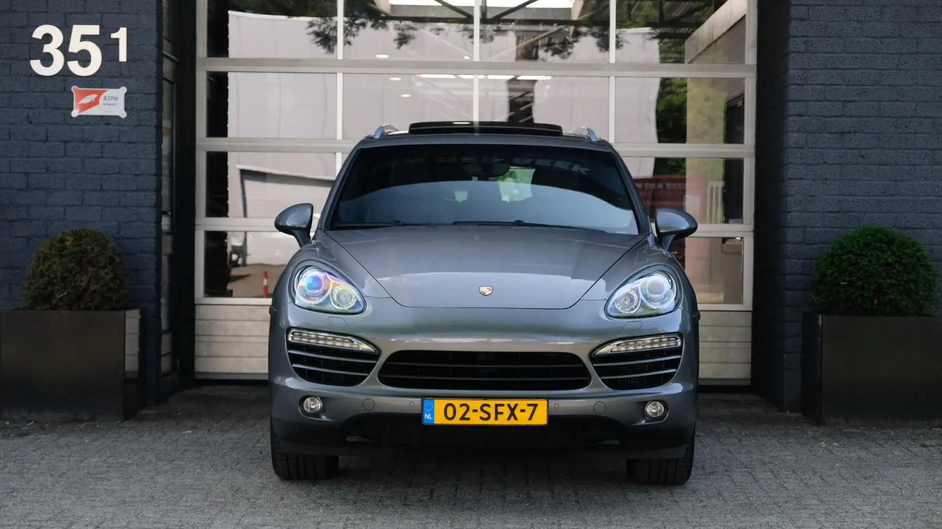 Porsche Cayenne 3.0 D 245PK Schuifdak | Dealer onderhouden Grijs - 2
