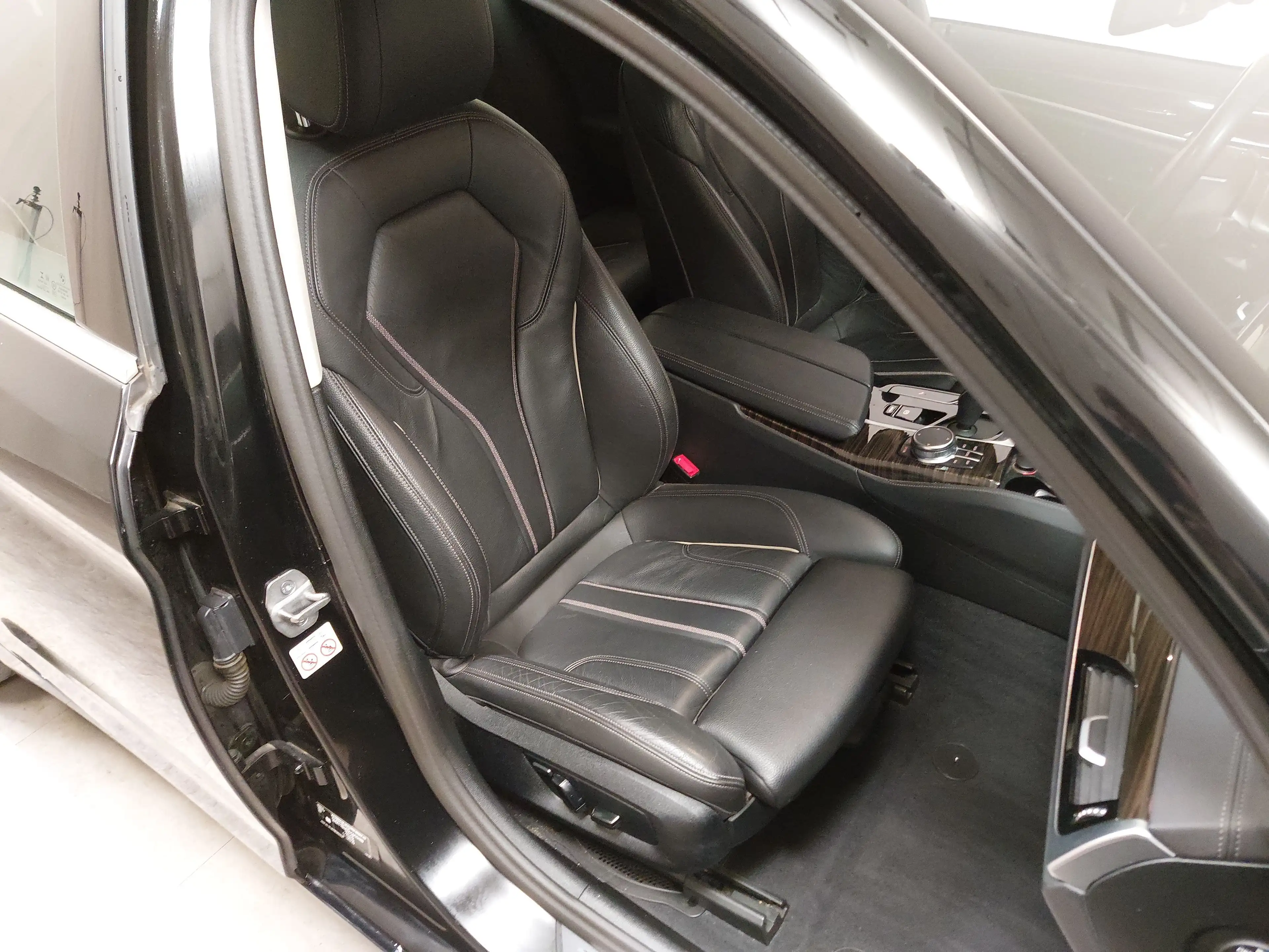 BMW 520 iA Touring Luxury-Line Leder Nav LED Pano AHK — photo 10