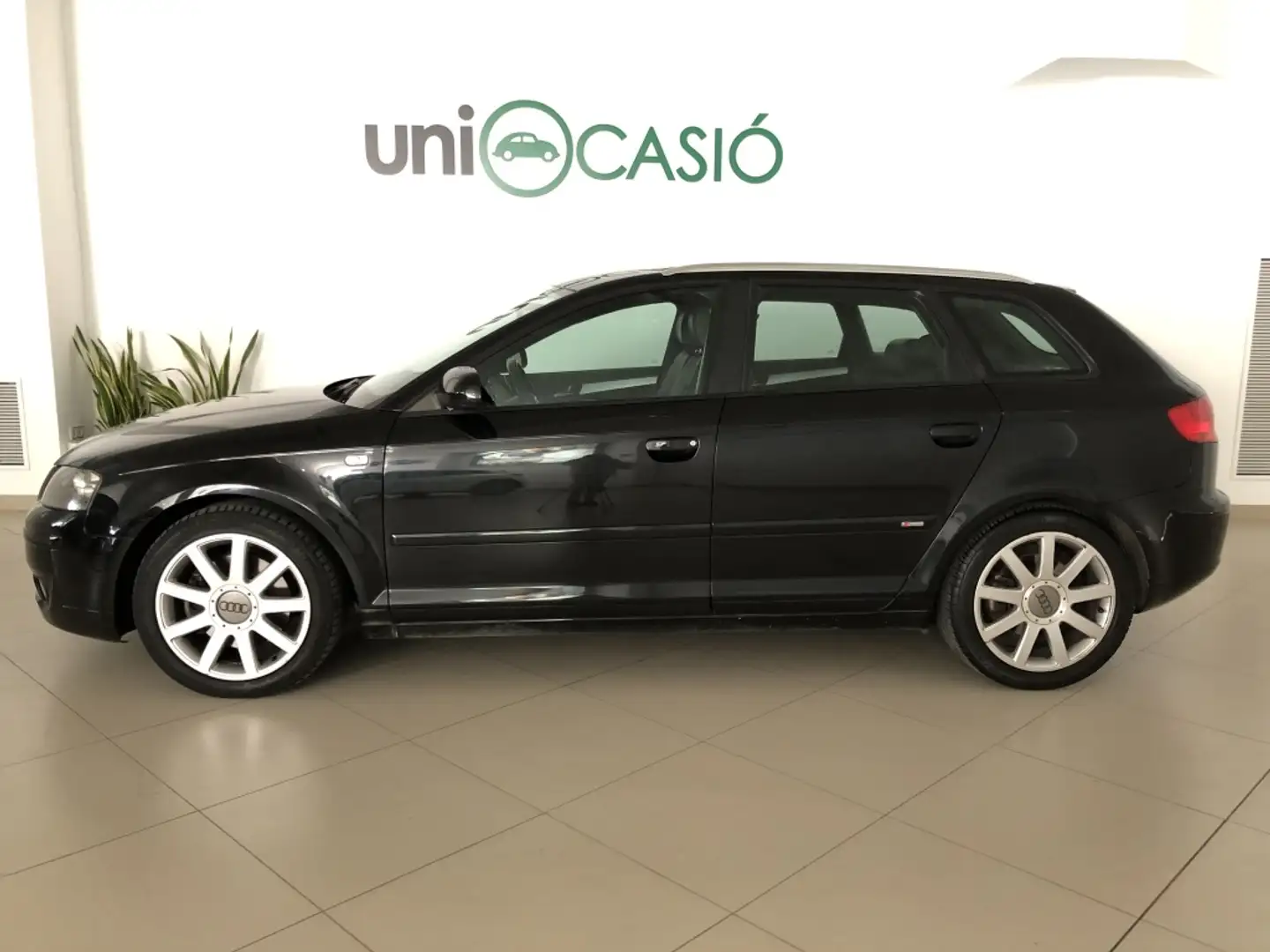 Audi A3 Sportback 2.0TDI Ambiente S-T DPF Negro - 2