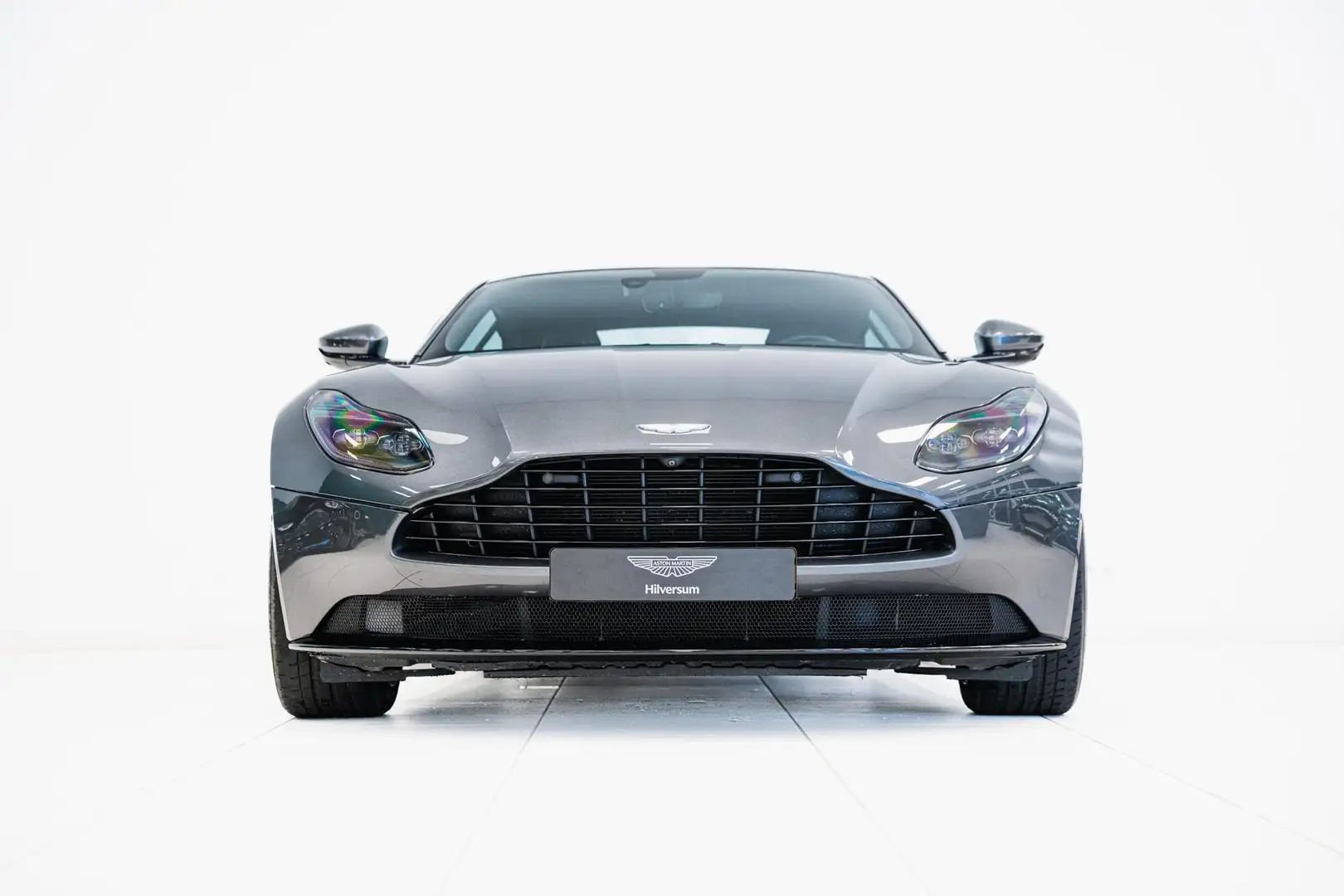 Aston Martin DB11 V8 Coupe 2018 Grijs - 2