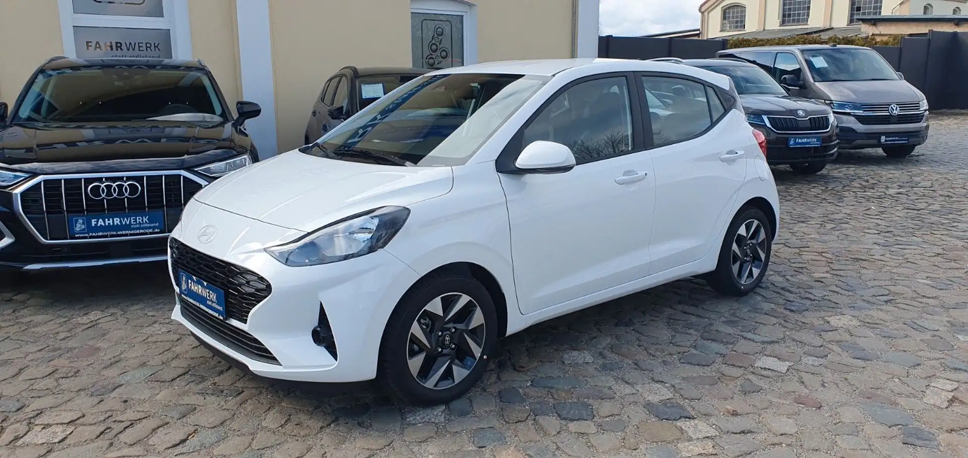 Hyundai i10 1,0 Spezial '15"Alu,Einparkhilfe,Car Play.. Weiß - 2
