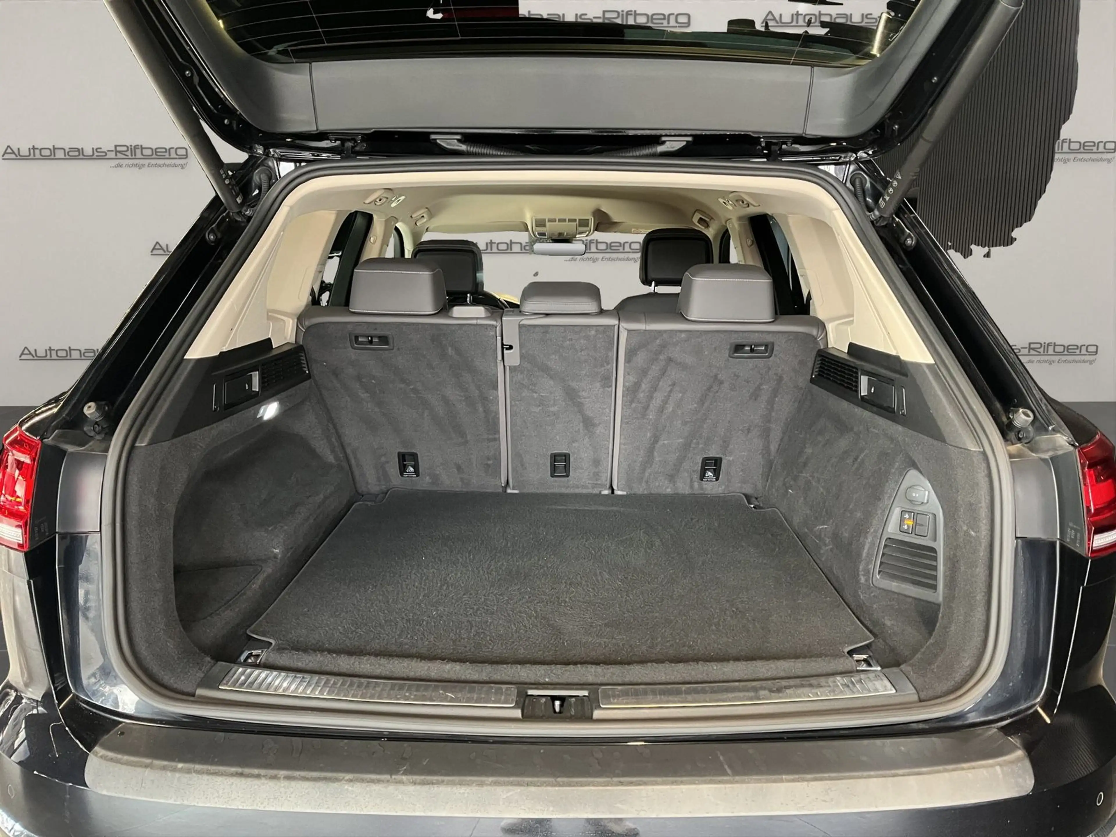 Volkswagen Touareg 3.0 TDI Atmosphere Standhe/AHK/ACC/LEDER — photo 11