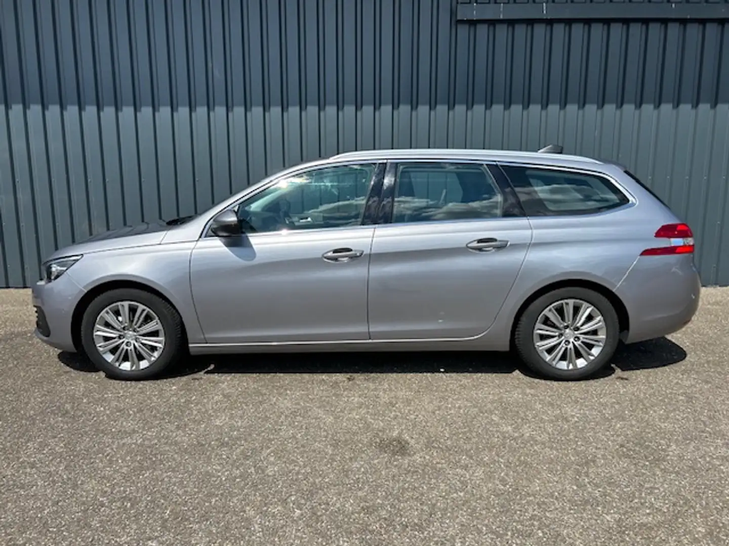 Peugeot 308 1.2 PureTech 130pk Aut. Style | Clima | Navi | Pdc Grijs - 2