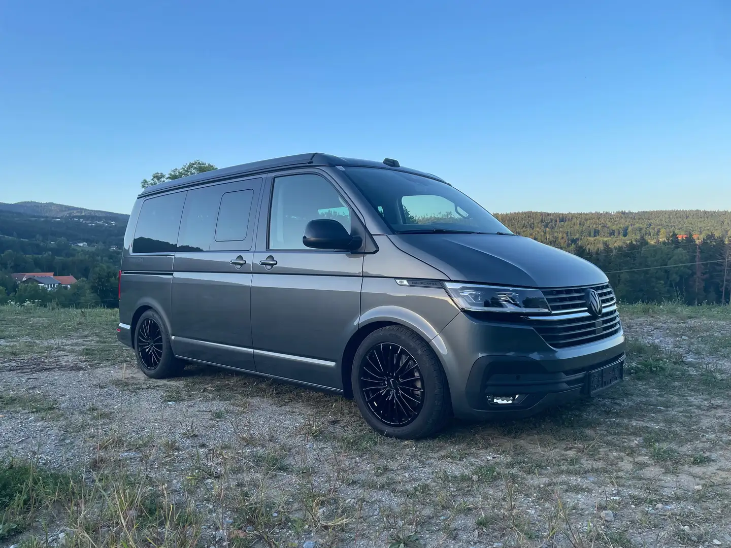 Volkswagen T6.1 California Beach Edition Camper Grau - 1