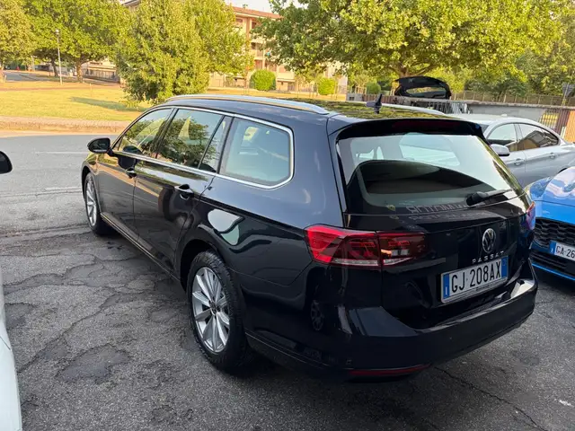Volkswagen Passat view 4