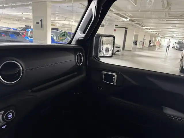Jeep Wrangler view 4