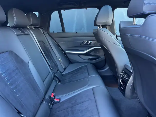 BMW 3 Series view 25