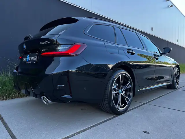 BMW 3 Series view 3