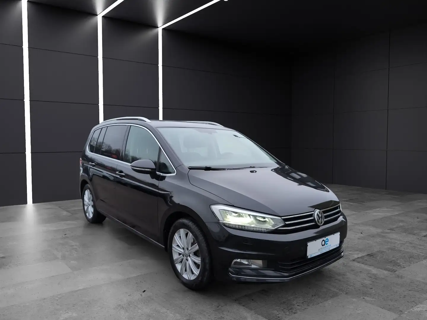 Volkswagen Touran Highline190PS *LED*Navi*DSG*AHK*ACC*4XSHZ Zwart - 2
