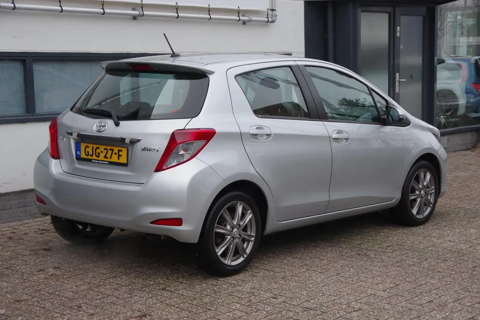 Toyota Yaris 1.3 VVT-i Aspiration Grijs - 2