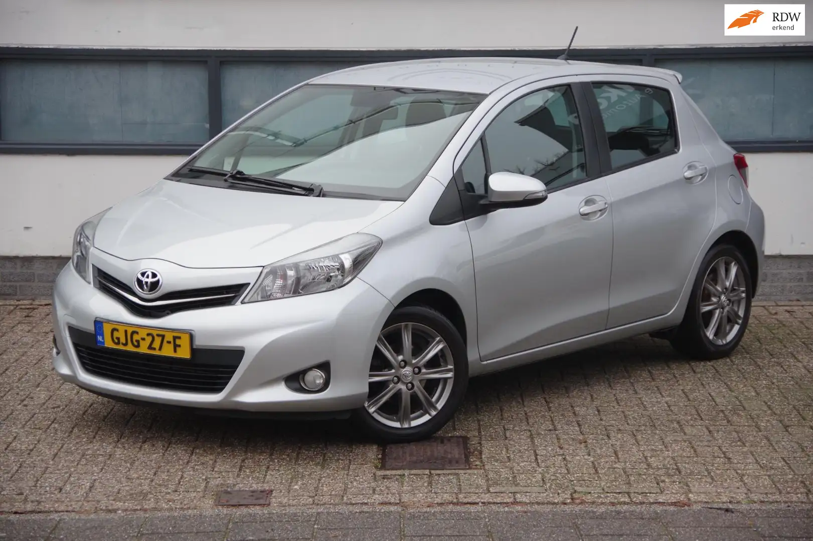 Toyota Yaris 1.3 VVT-i Aspiration Grijs - 1