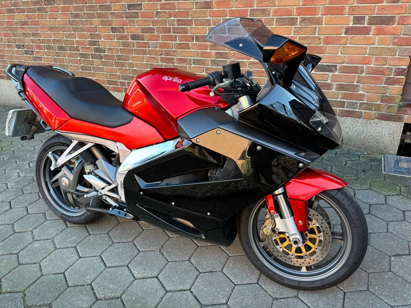 Aprilia RST 1000 RST 1000 Futura crvena - 1