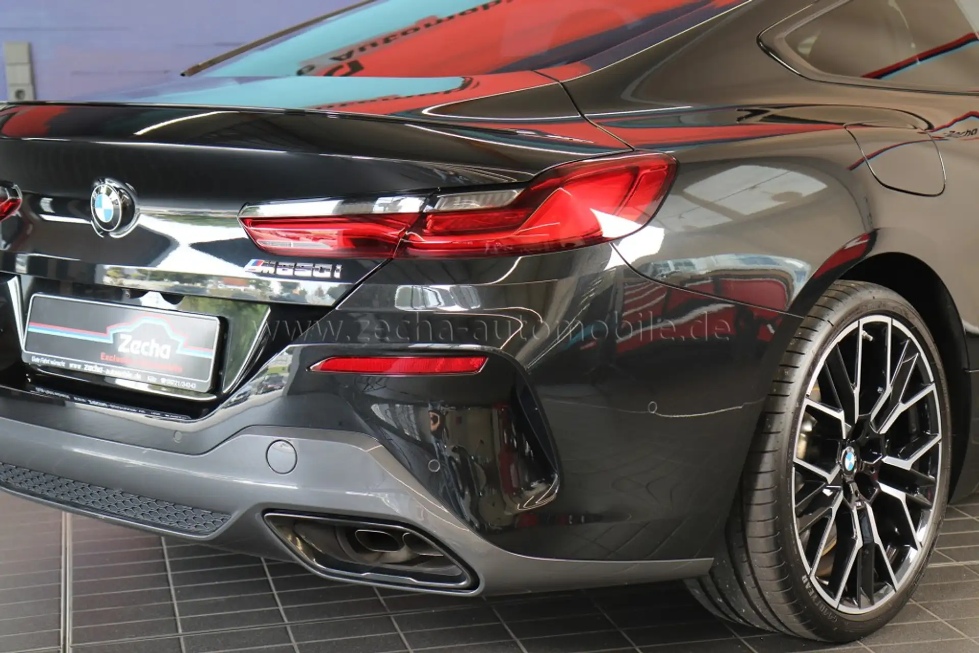 BMW 8 Series M850i 2025 검정 사진 4