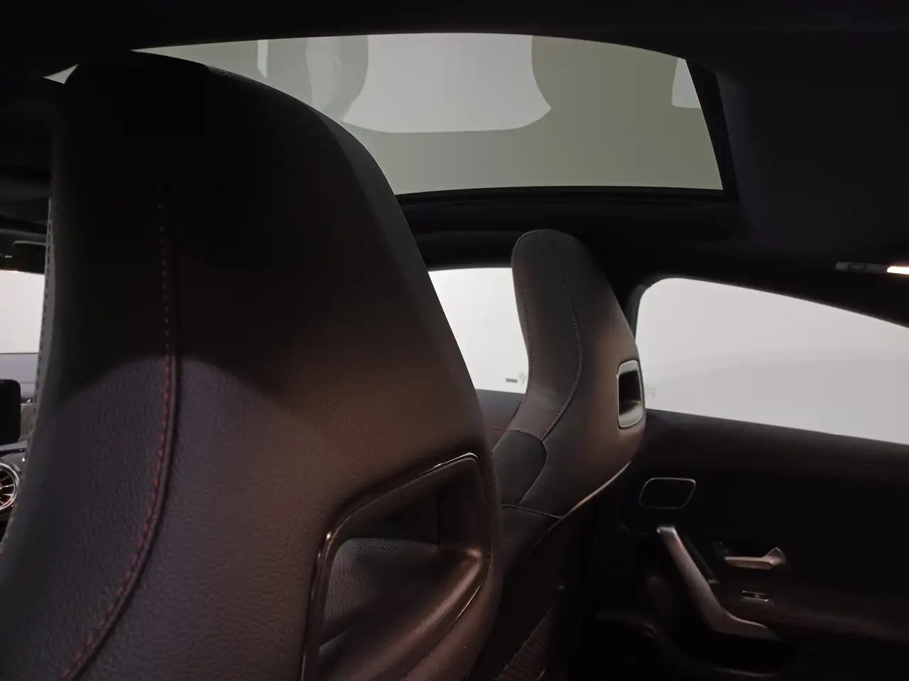 Mercedes-Benz CLA снимка Mercedes-Benz CLA