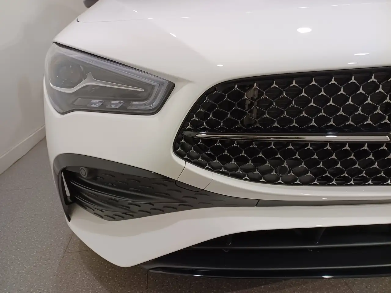Mercedes-Benz CLA снимка Mercedes-Benz CLA