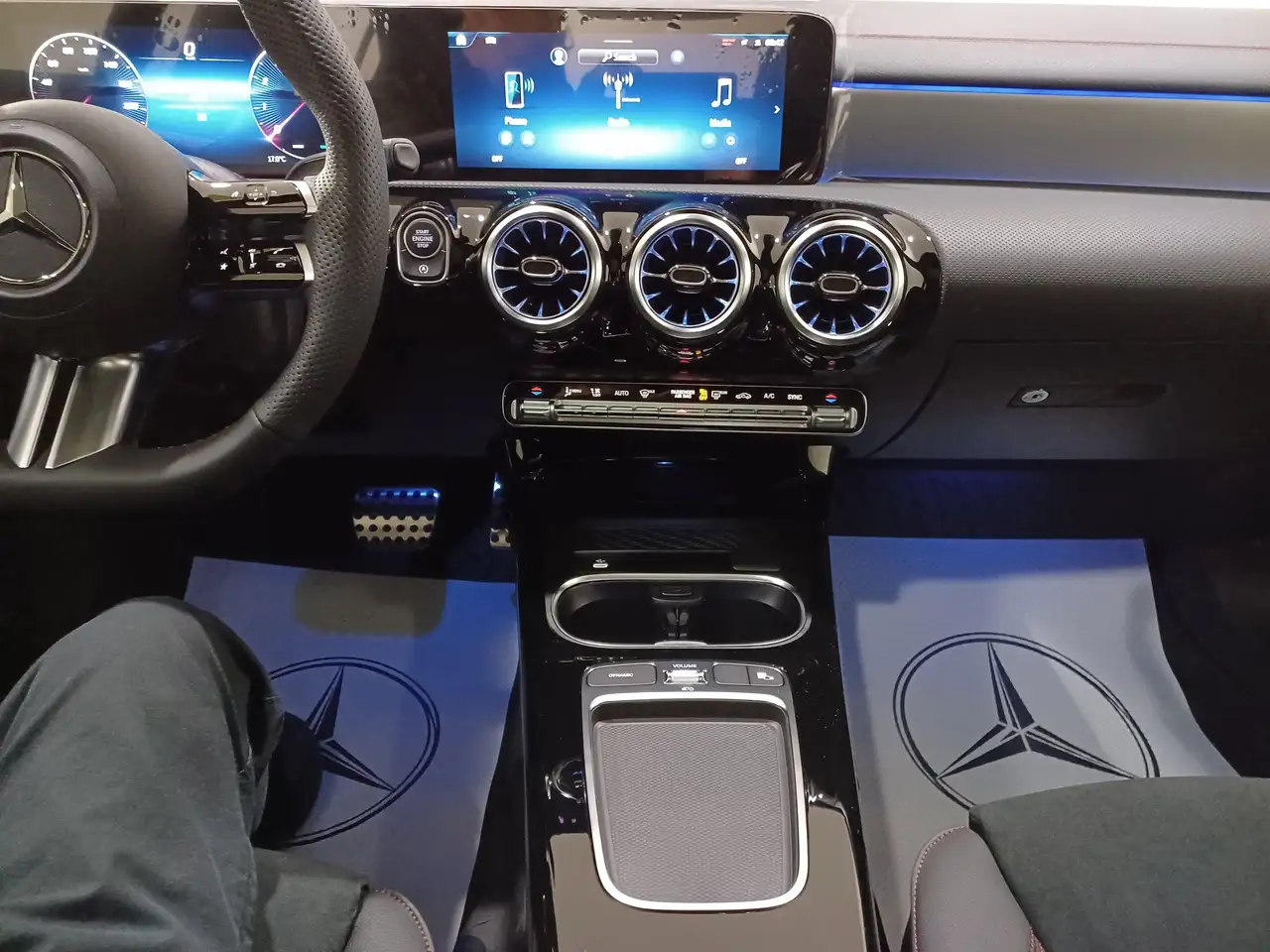 Mercedes-Benz CLA снимка Mercedes-Benz CLA