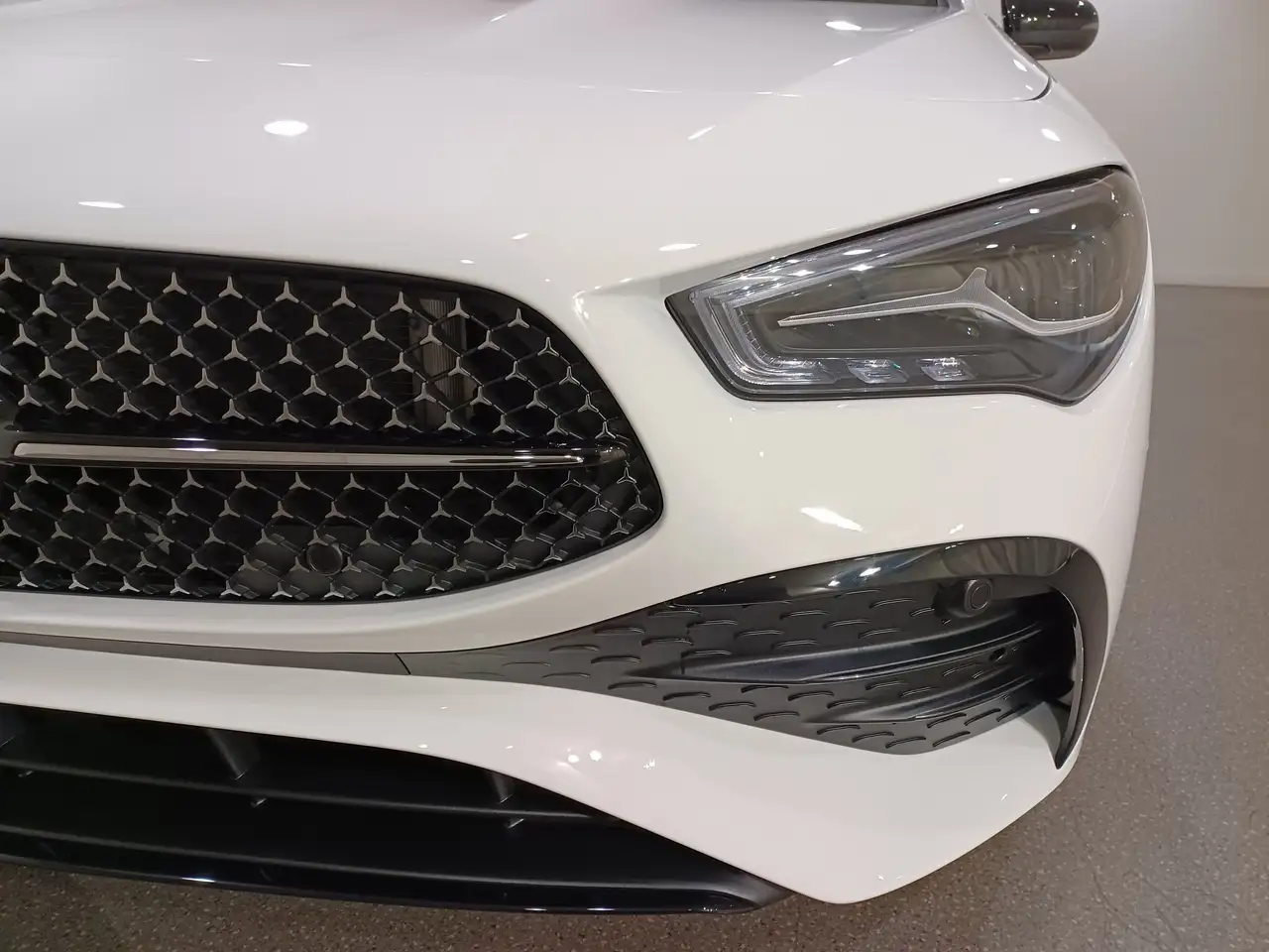 Mercedes-Benz CLA снимка Mercedes-Benz CLA