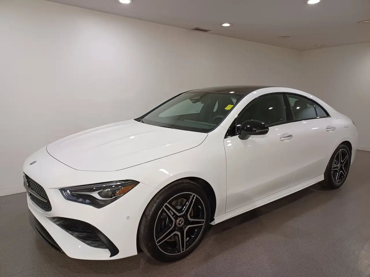 Mercedes-Benz CLA снимка Mercedes-Benz CLA