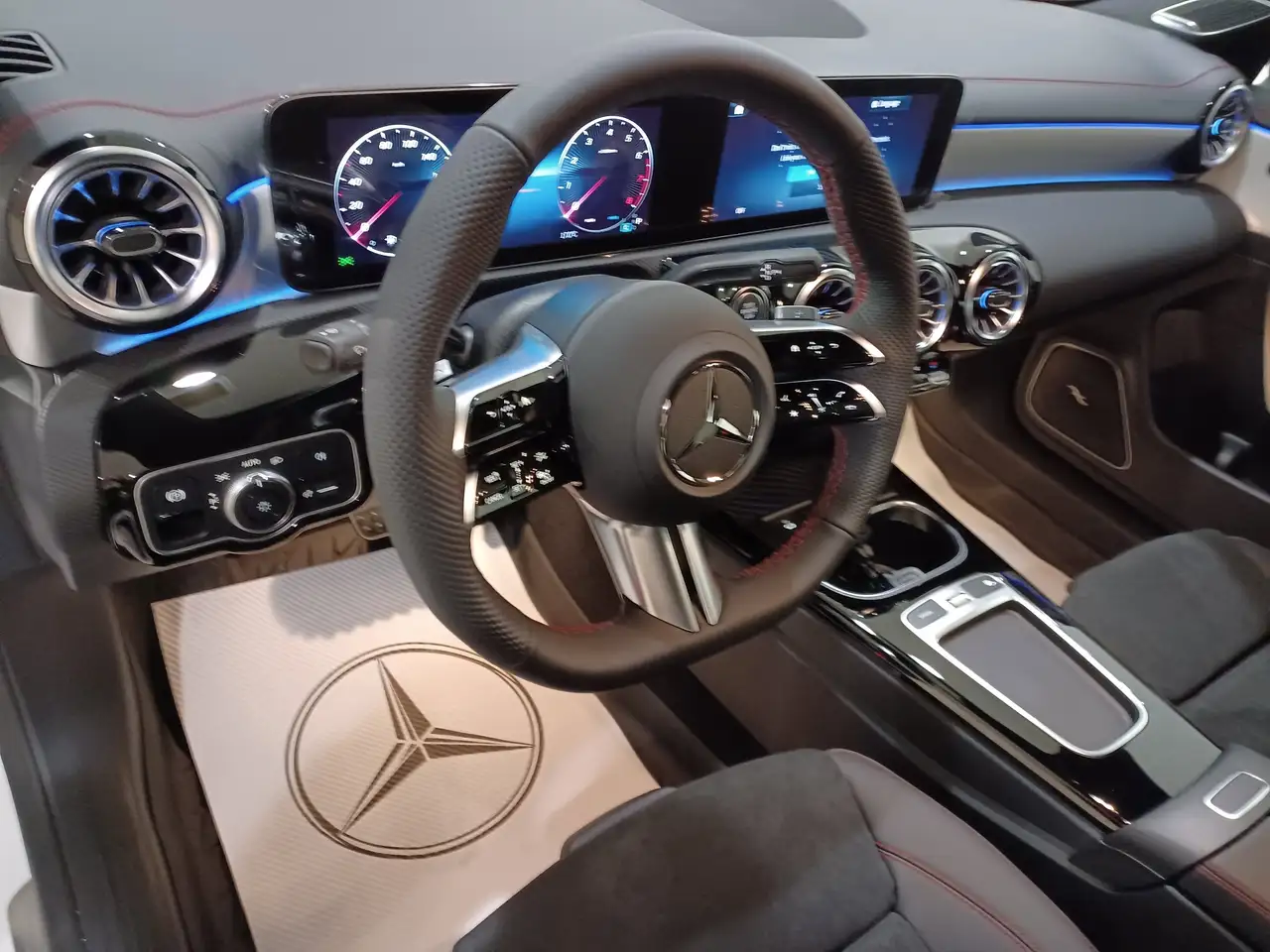 Mercedes-Benz CLA снимка Mercedes-Benz CLA