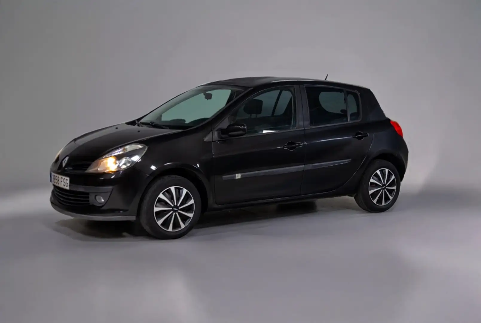 Renault Clio 1.4 Confort Dynamique Zwart - 1