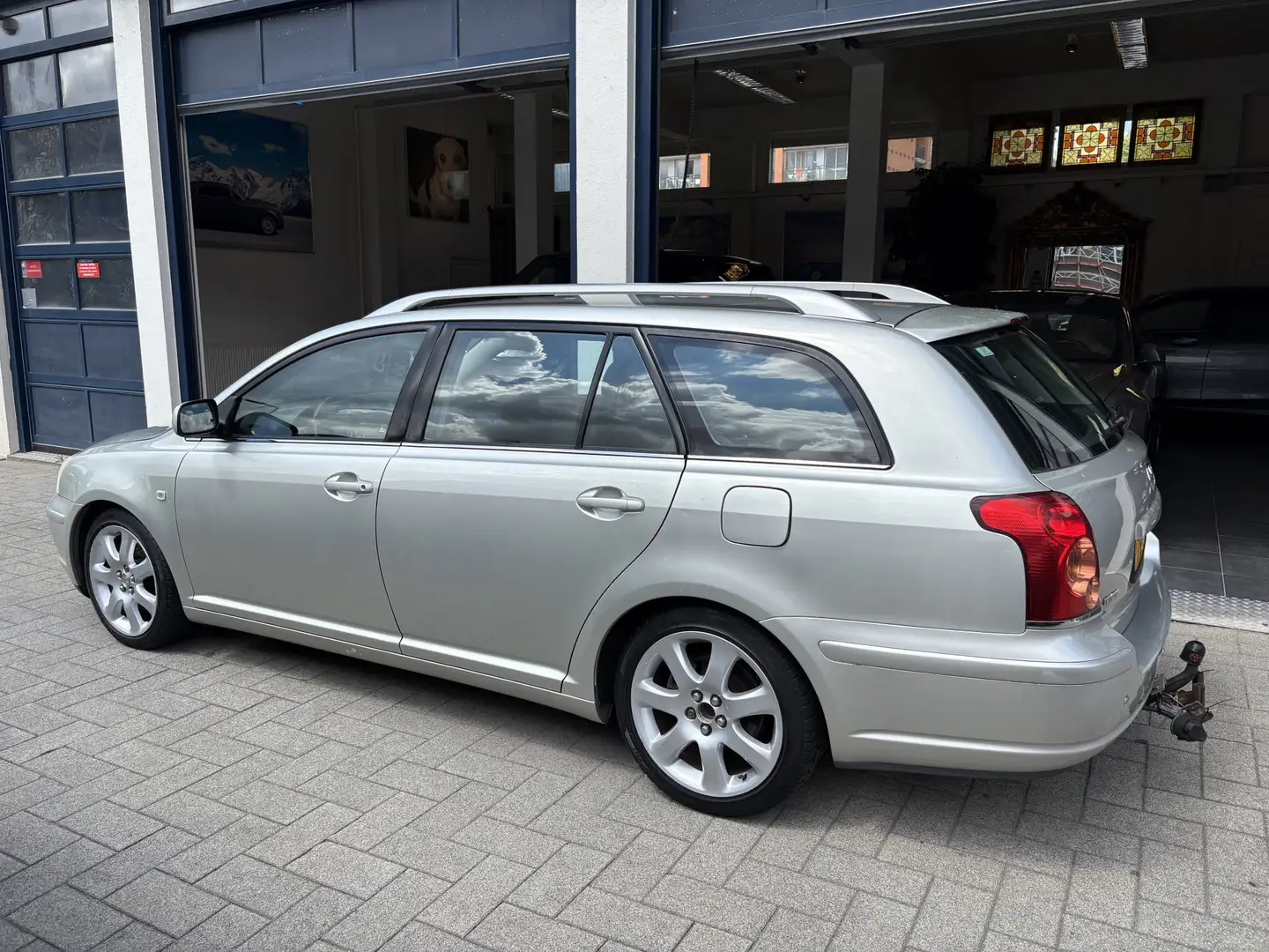 Toyota Avensis Wagon 2.0 VVTi Executive LEDER/CLIMA/CRUISE/EXPORT Grijs - 2