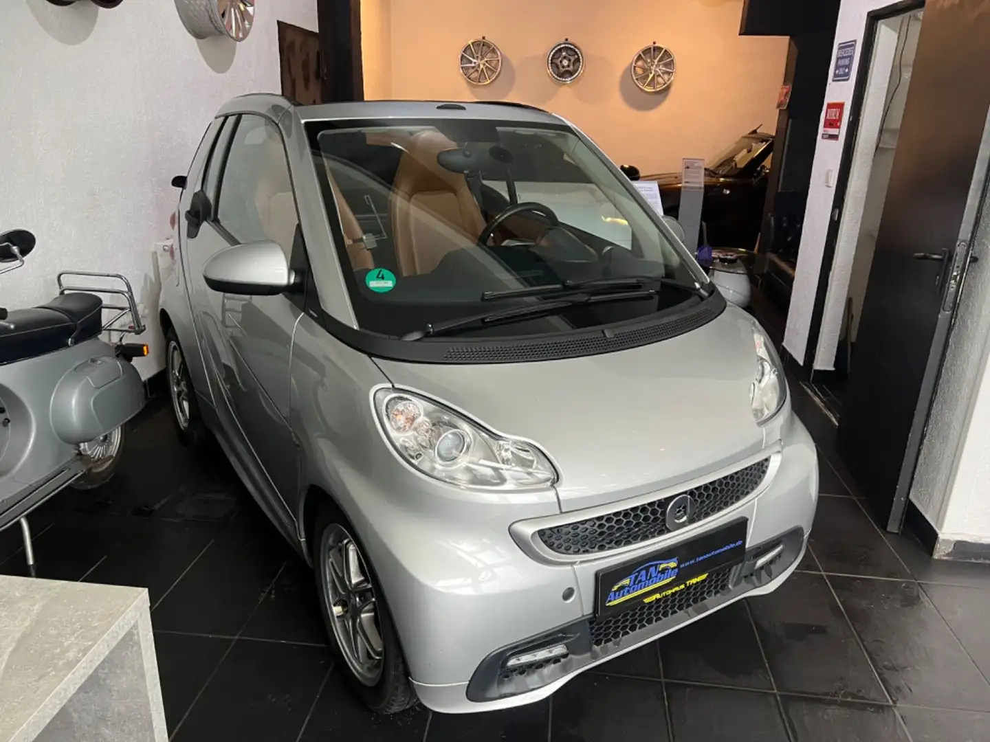 smart forTwo fortwo cabrio Micro Hybrid Drive BRABUS srebrna - 2