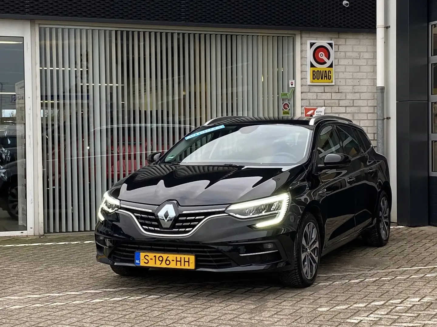 Renault Megane Estate 1.3 TCe 140 EDC Techno , NL-Auto, Trekhaak, Zwart - 2