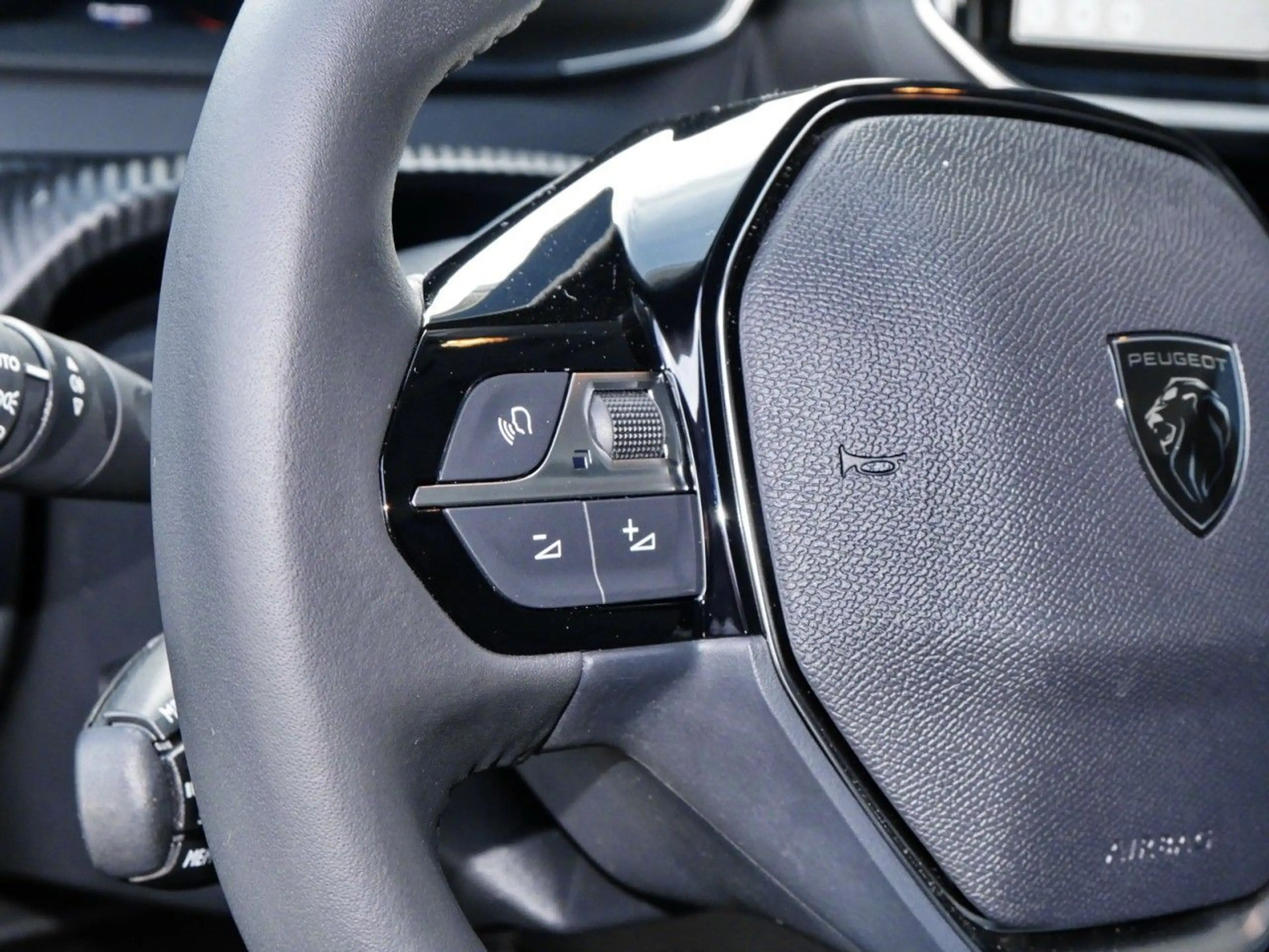 Peugeot 208 -e Allure 136 360Kamera+Navi+Klimaautomatik — photo 13