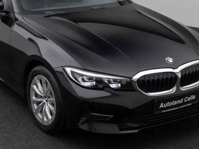 BMW 3 Series view 18
