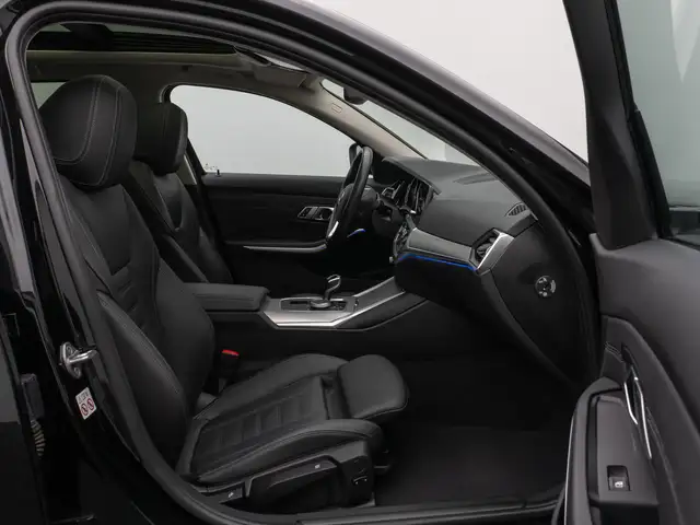 BMW 3 Series view 25