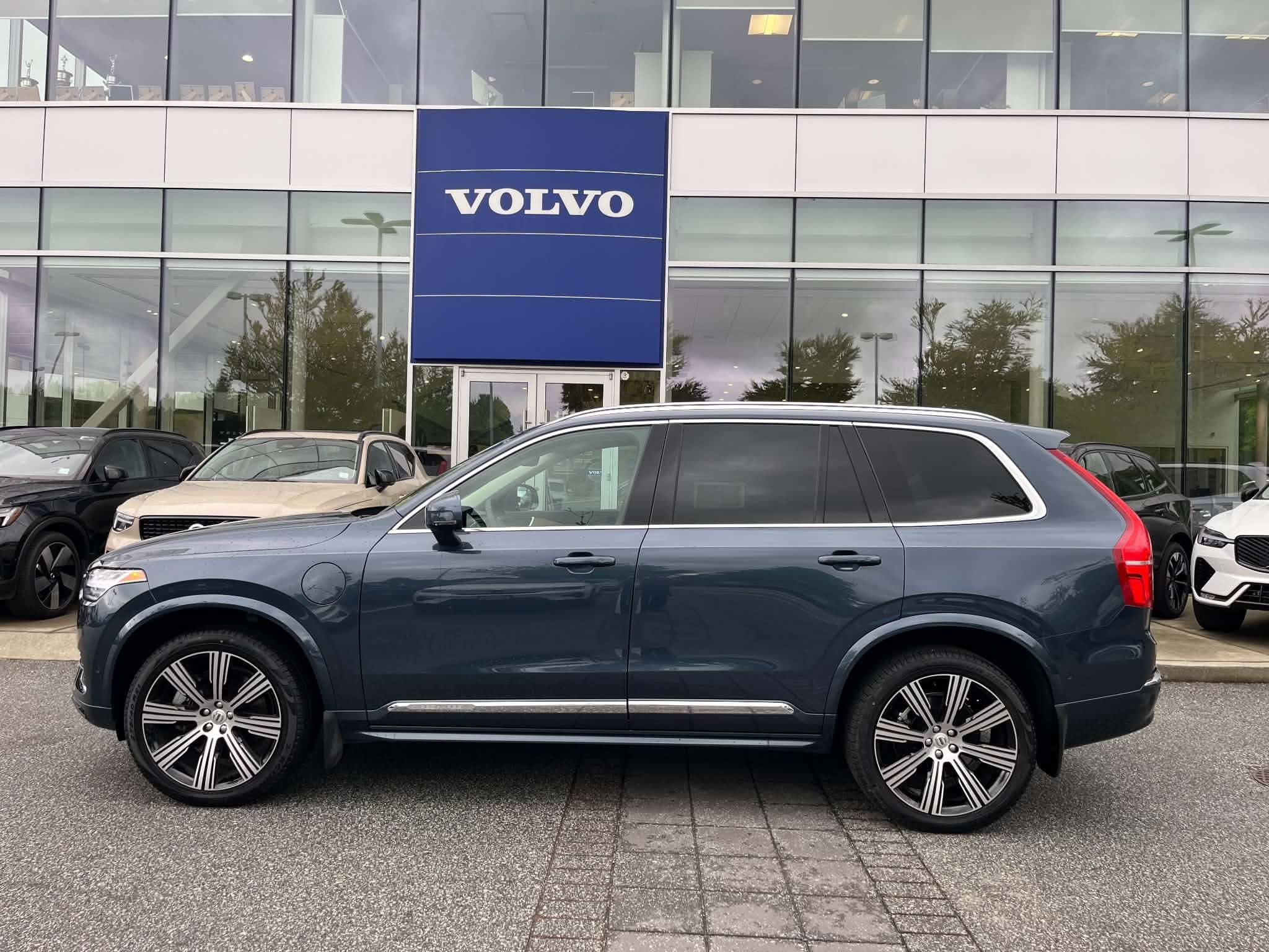 2024 Volvo XC90 T8 eAWD PHEV Plus Bright Theme 7-Seater alt 2