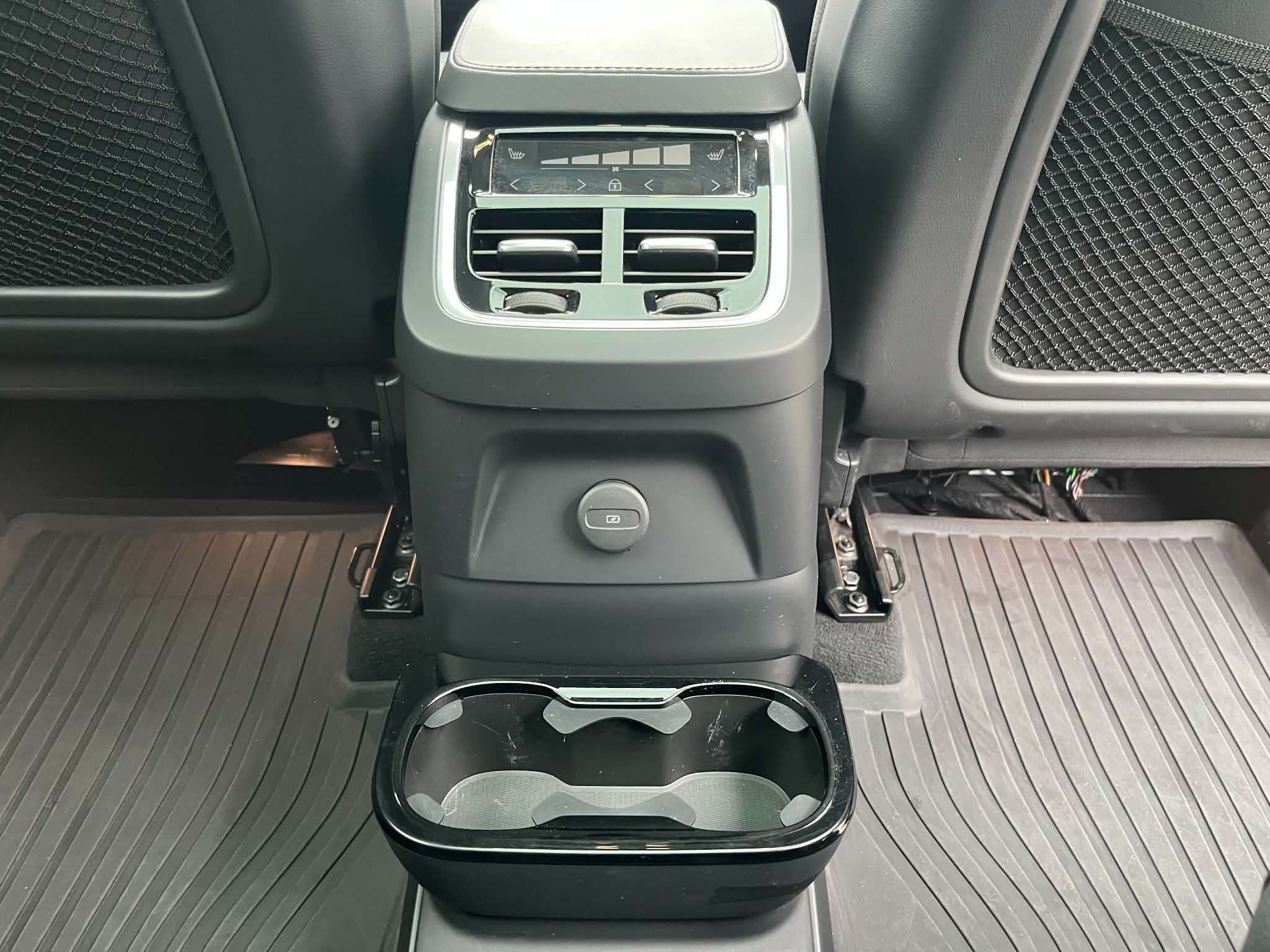 2024 Volvo XC90 T8 eAWD PHEV Plus Bright Theme 7-Seater thumb 16