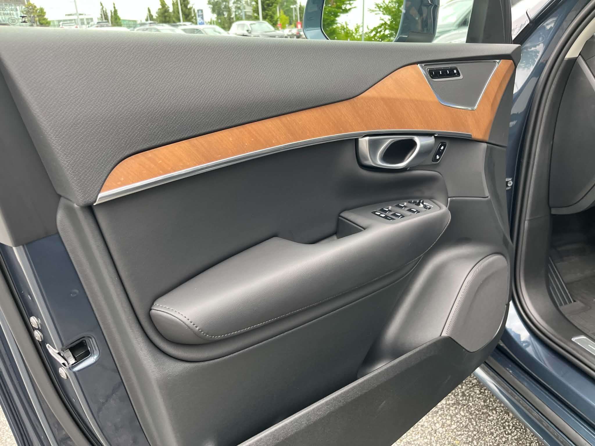 2024 Volvo XC90 T8 eAWD PHEV Plus Bright Theme 7-Seater thumb 10