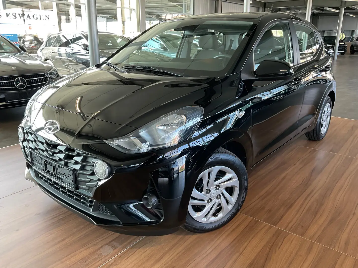 Hyundai i10 1.0 MPI Trend SPUR/APP/GRA/FLA/DAB/USB Schwarz - 1