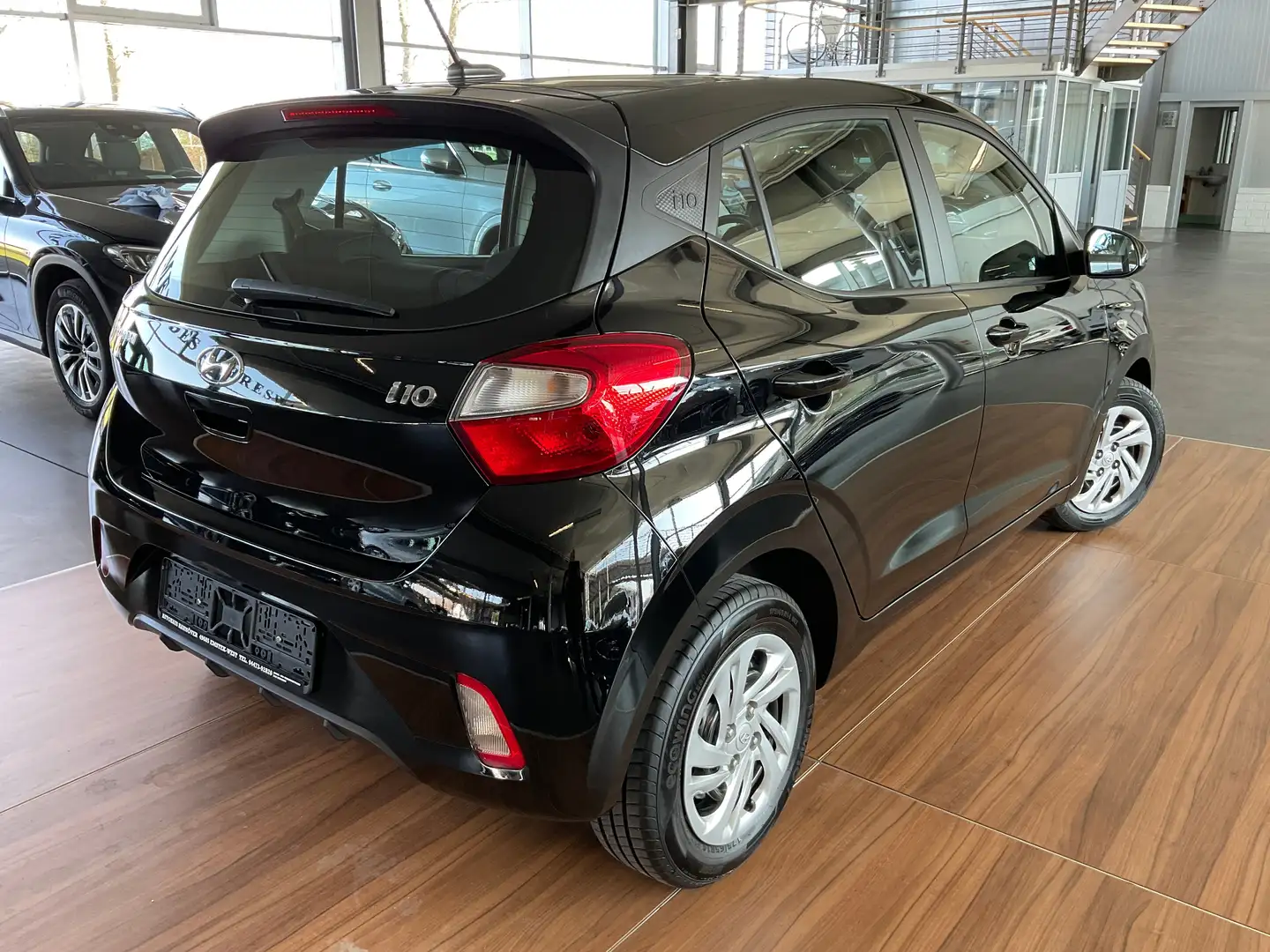 Hyundai i10 1.0 MPI Trend SPUR/APP/GRA/FLA/DAB/USB Schwarz - 2
