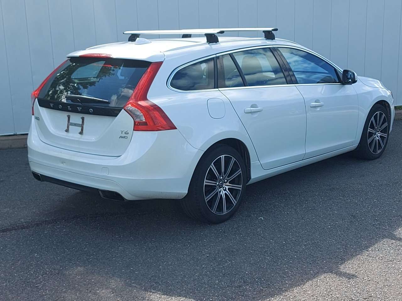 2017 Volvo V60 T6 Drive-E Premier | Leather | HtdSeats | Cam — снимка 1