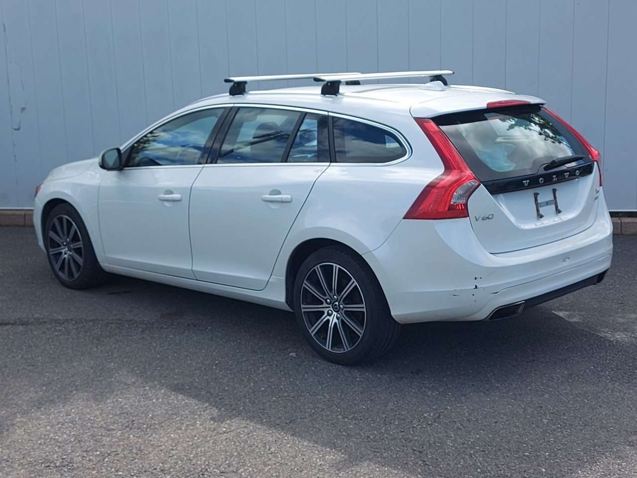 2017 Volvo V60 T6 Drive-E Premier | Leather | HtdSeats | Cam — снимка 1