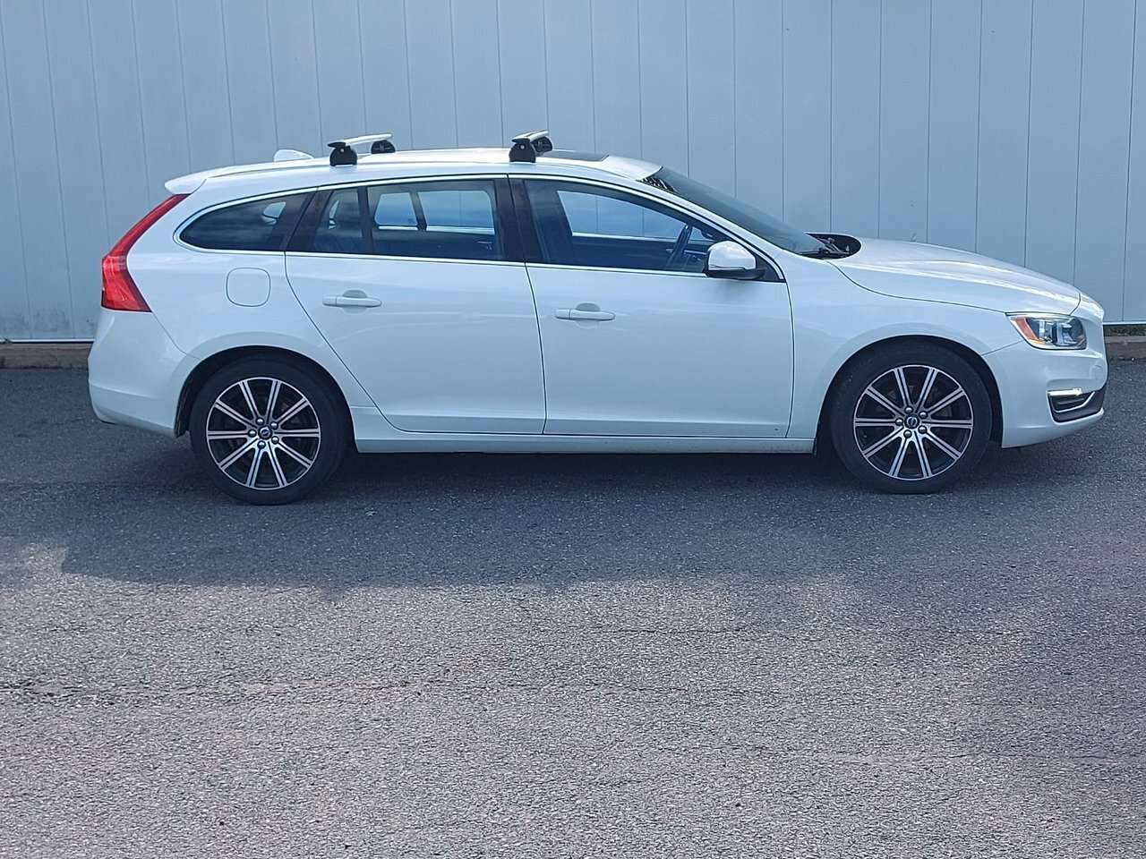 2017 Volvo V60 T6 Drive-E Premier | Leather | HtdSeats | Cam — снимка 1