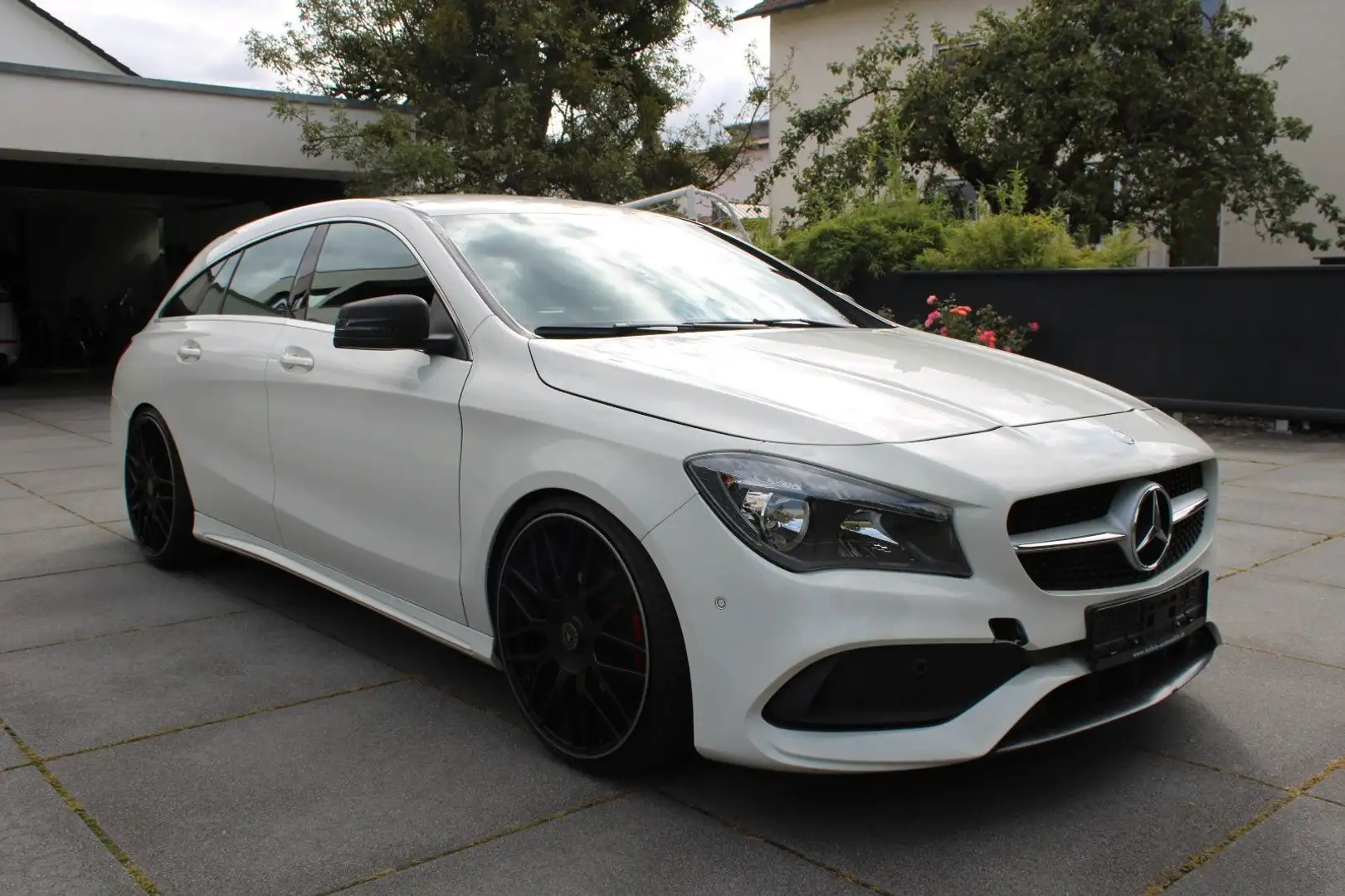 Mercedes-Benz CLA 180 Shooting Brake *TEMPO/SHZ/NAVI/AHK* Weiß - 2