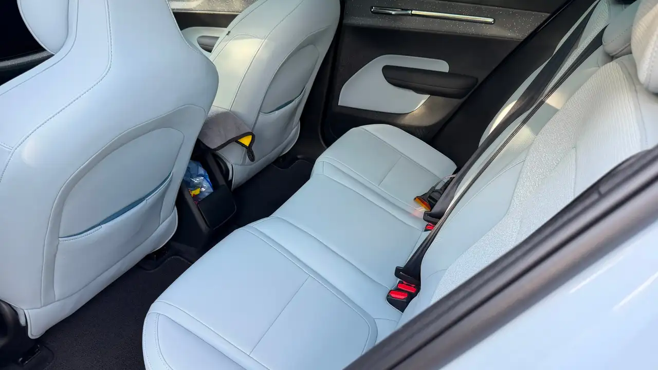 Volvo EX30 Ultra AWD Performance Pure Electric, миниатюра 3