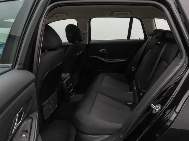 BMW 3 Series view 26