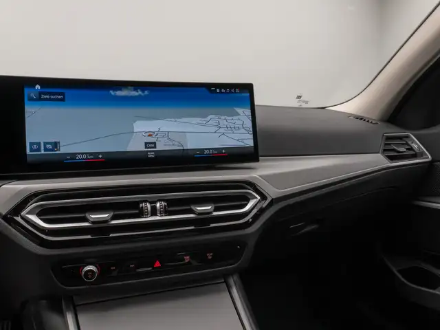 BMW 3 Series view 22
