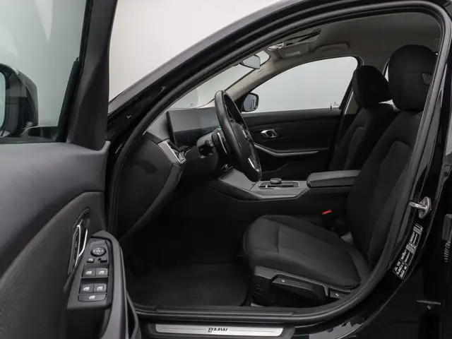 BMW 3 Series view 20