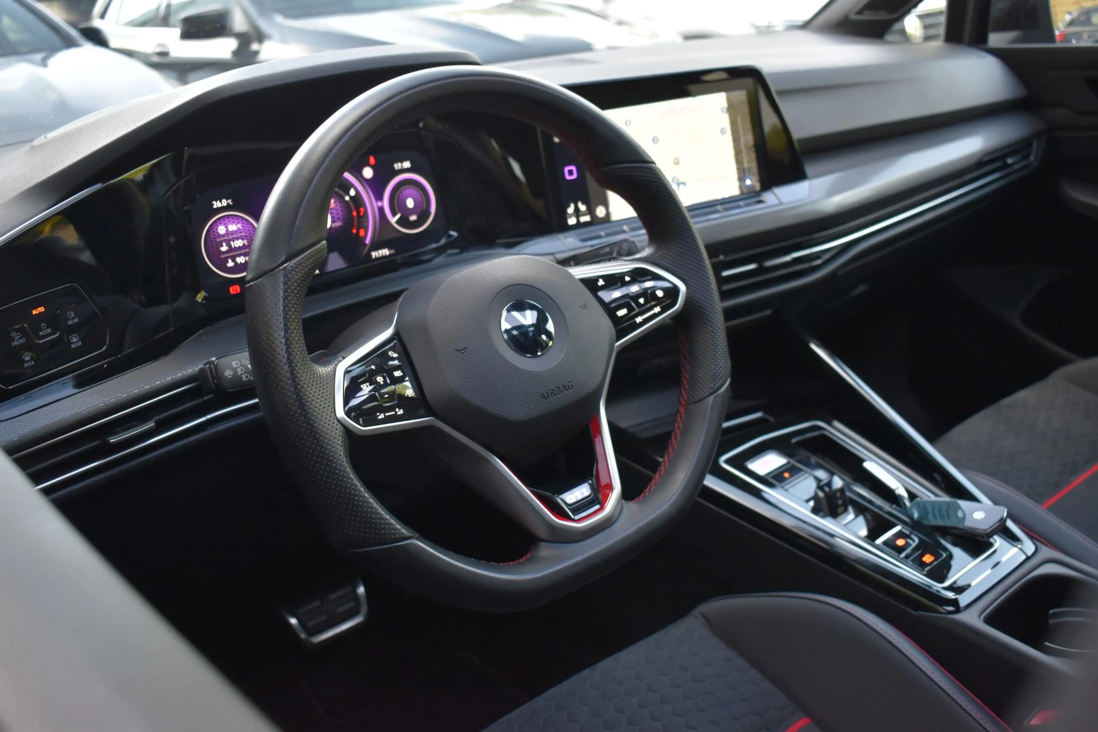 Volkswagen Golf GTI 2.0 TSI Pano HUD HK Camera Lane ACC — photo 14
