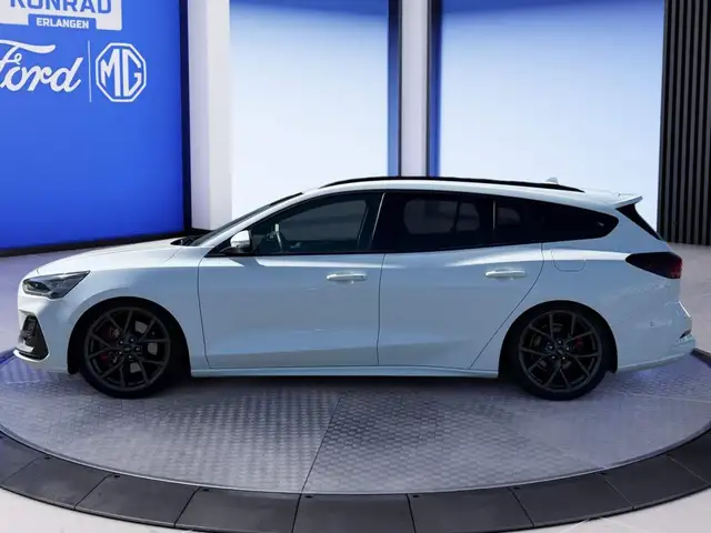 Ford Focus view 3