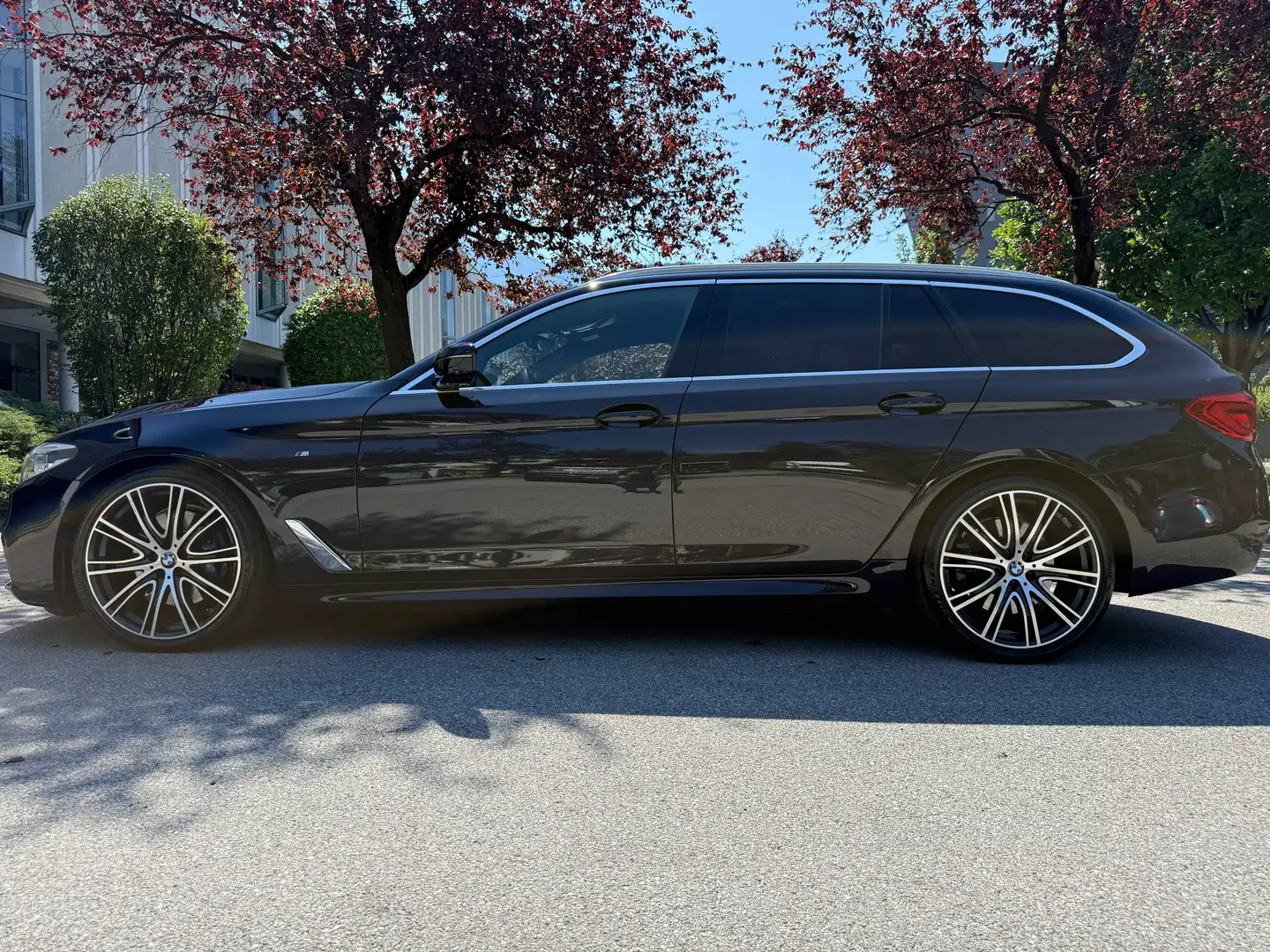 BMW 530 530d Touring Aut. Schwarz - 1