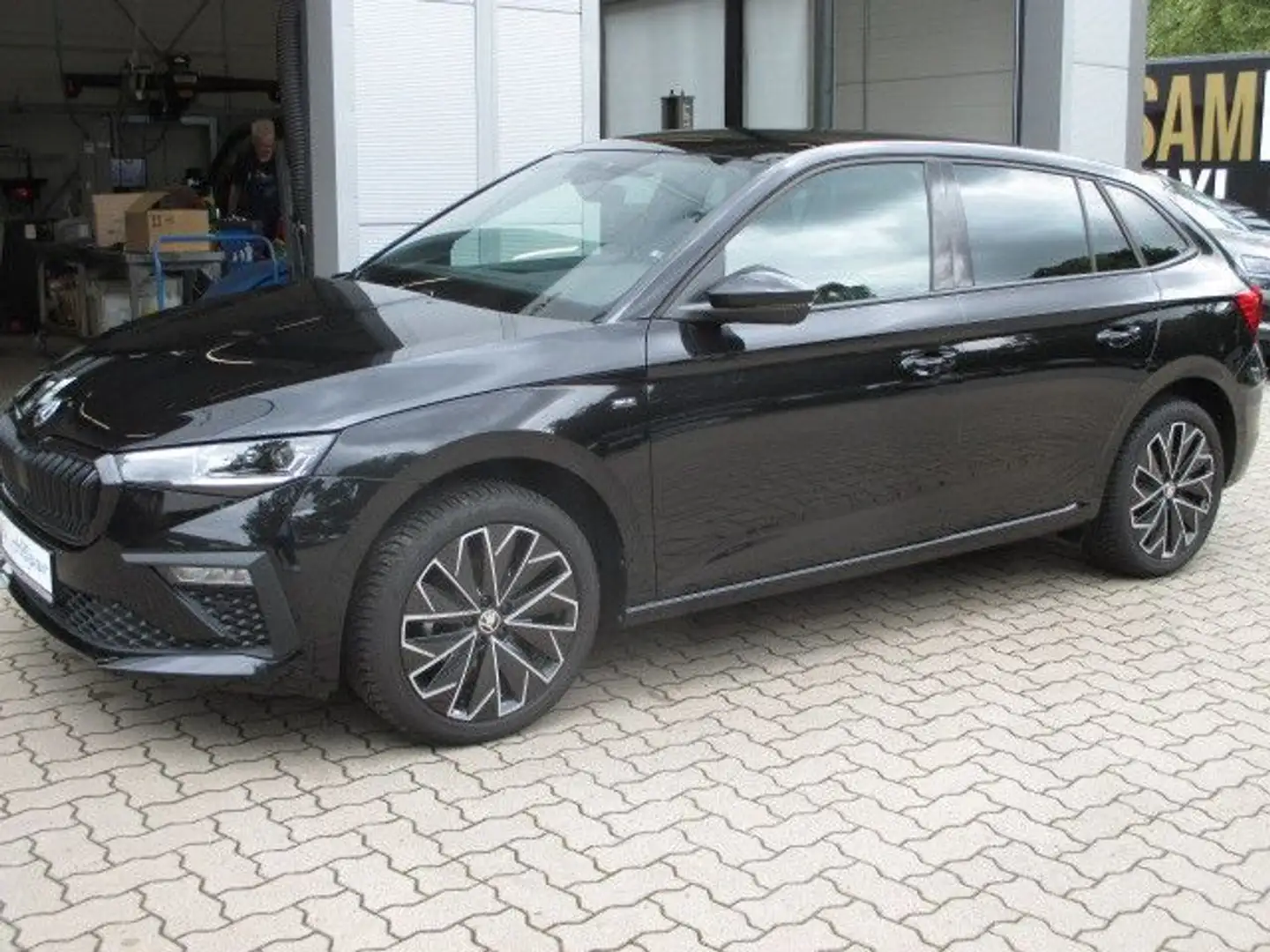 Skoda Scala 1.0 TSI DSG Drive Schwarz - 2