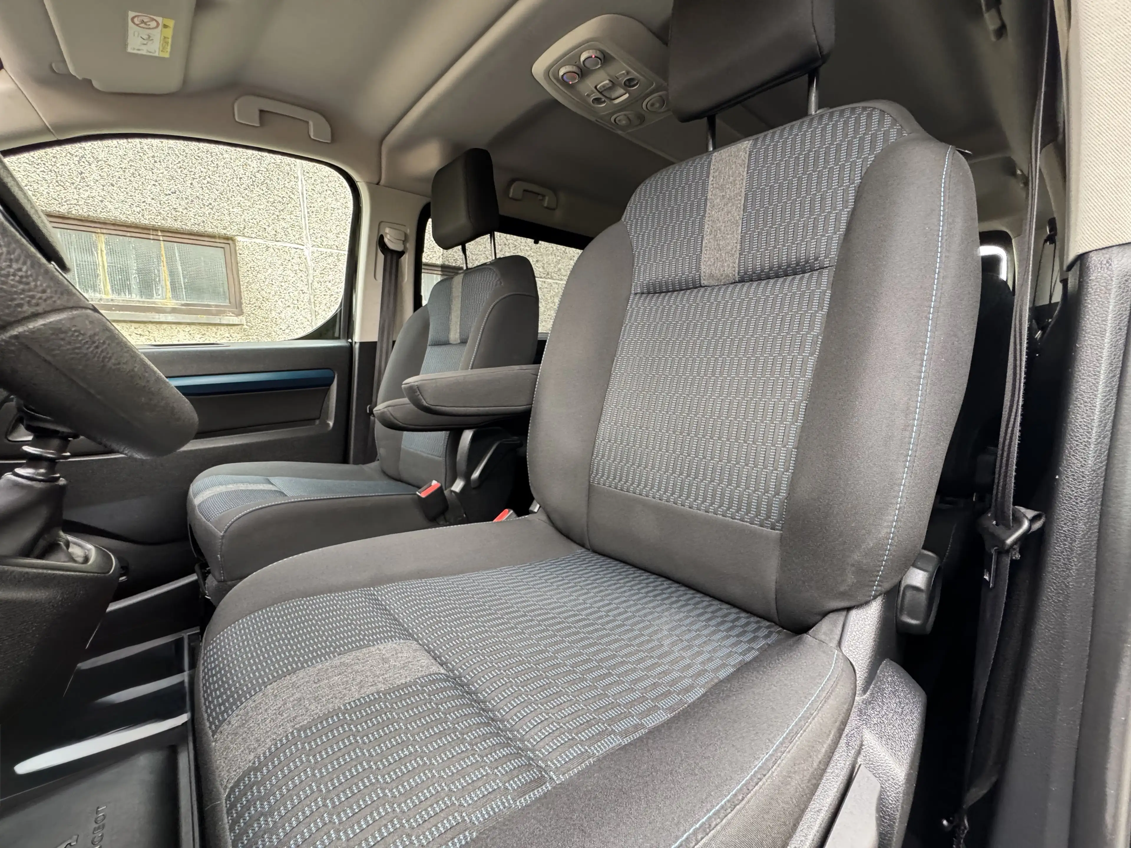 Peugeot Traveller Business Vip // 8 PLACES // GPS // CARPLAY — photo 9