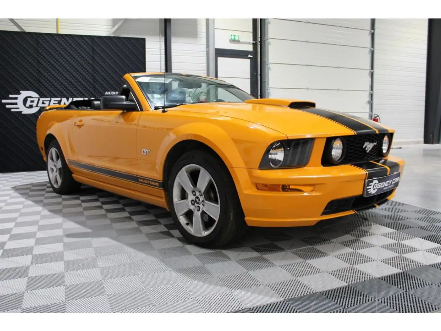 Ford Mustang Convertible 4.6 V8 305CH - BVA CONVERTIBLE CABRIOLET GT Geel - 2